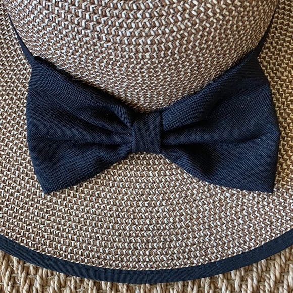 EUC Beach hat w/bow - Picture 2 of 3